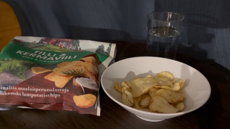 ポテチを食べながら待つオーロラ
