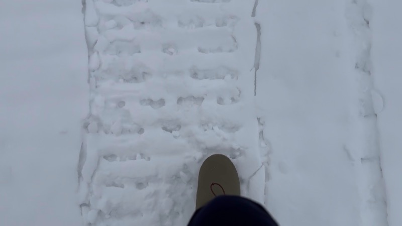 凍ったイナリ湖上を歩く