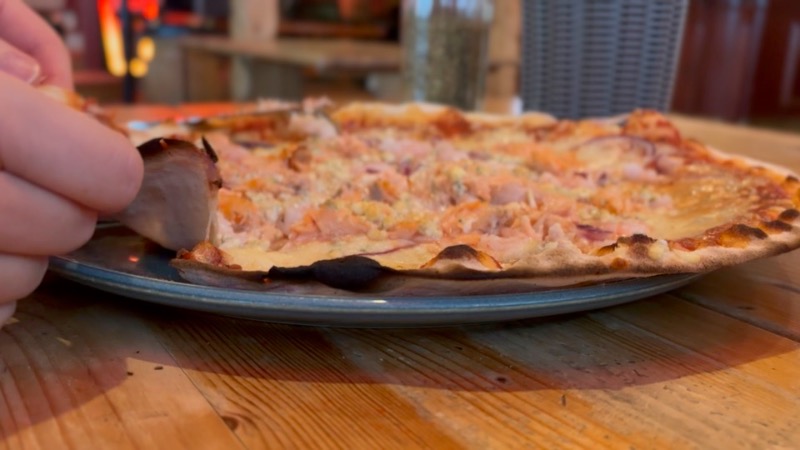 PaPaNaのピザを食べる