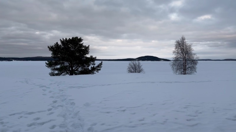 雪深いイナリ湖
