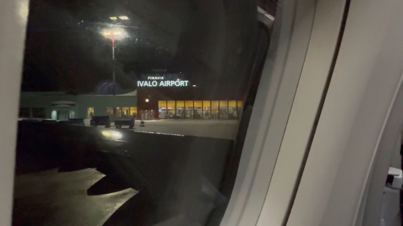 飛行機の窓から見えるイヴァロ空港